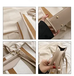 Detailweergave van de gestreepte canvas tas met leren biezen en metalen noppen onder