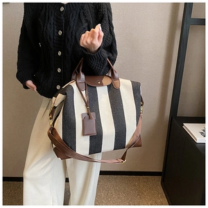 Détail du grand sac cabas rayé avec bordure en cuir marron et large bandoulière