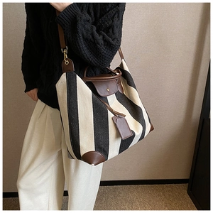 Détails du grand sac cabas en toile à rayures noires avec poignées en cuir marron