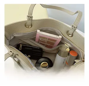 Vue de dessus du sac cabas beige montrant sa grande capacité et sa poche zippée