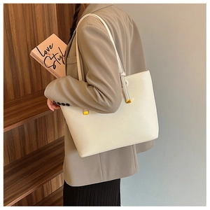 Détail du sac cabas crème en cuir grainé avec des finitions métalliques dorées