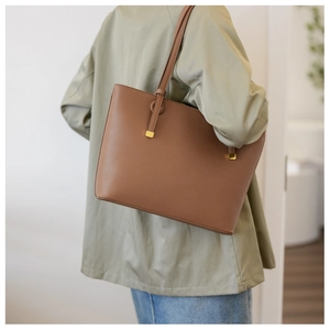 Détail du sac cabas en cuir litchi marron avec bandoulières fines et finitions dorées