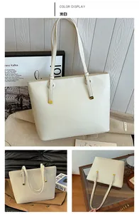 Détail du sac cabas blanc crème en cuir grainé avec des finitions dorées