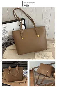 Détail du grand sac cabas en cuir grainé marron café avec boucle dorée et étiquette faite main
