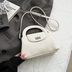 Elegante borsa a tracolla plissettata bianco crema con chiusura in metallo e manico