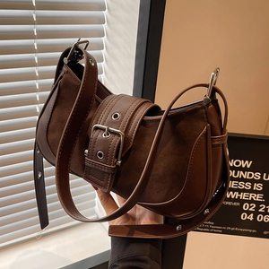 Sac bandoulière vintage marron foncé en patchwork de cuir avec boucle en métal