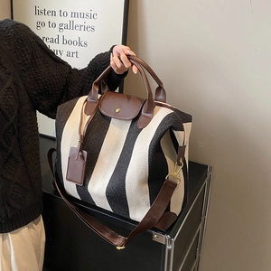 Grand sac cabas à rayures avec poignées en cuir marron et bandoulière réglable