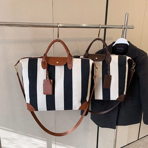 Grand sac cabas en toile à rayures noires et blanches avec poignées et bandoulière en cuir