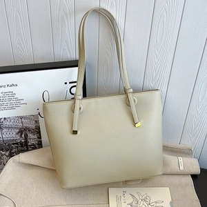 Sac cabas chic en cuir grainé crème avec boucles dorées élégantes pour femmes