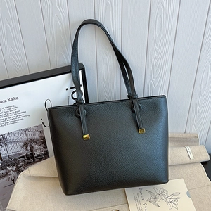 Sac fourre-tout minimaliste en cuir litchi noir avec des boucles dorées et fines lanières