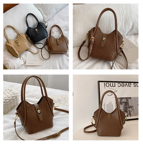 Vue détaillée du sac seau tressé en beige, noir et marron avec fermoir doré