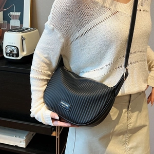 Large capacity black pleated crossbody bag for women with fashion letter logo detail