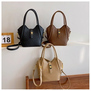 Vue détaillée de sacs seaux tressés en noir, marron et beige avec fermoirs dorés