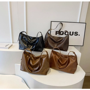 Minimalistische grote shopper tassen in zwart en bruin, stijlvolle kunstleren schoudertassen
