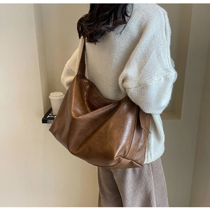 Detailweergave van bruine vintage lederen shopper met focus op textuur en de vorm