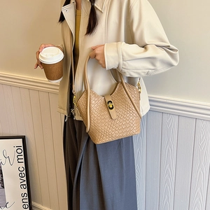 Sac seau tressé élégant en cuir kaki avec boucle dorée et bandoulière réglable