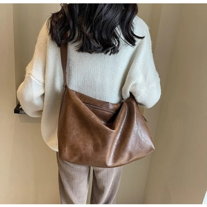 Grote vintage hobo tas van zacht bruin leer voor stijlvol dagelijks woon werkverkeer
