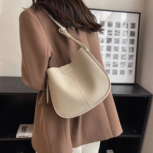 Detailed view of beige lychee leather hobo bag showing texture and 브랜드 brand embossing