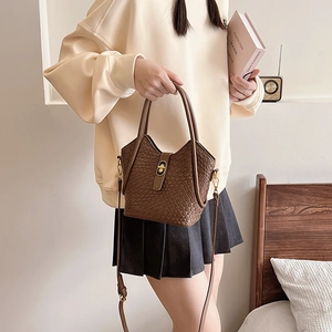 Sac seau tressé marron foncé avec fermoir doré et bandoulière amovible pour femmes