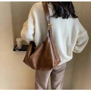 Bruine hobo tas met grote capaciteit, verstelbare riem en vintage PU leer textuur