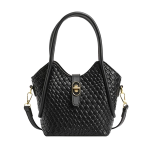 Sac seau tressé noir tendance avec fermoir rotatif doré et bandoulière amovible