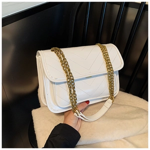Detail of white PU leather crossbody bag with V-shaped stitching and gold chain strap