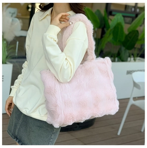 Détail du sac fourre-tout en fausse fourrure rose montrant la texture et la bandoulière