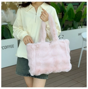 Détail du sac cabas en fausse fourrure rose montrant la texture douce et pelucheuse