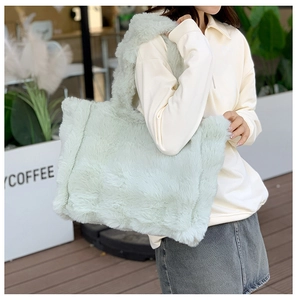 Détail du sac fourre-tout en peluche vert clair avec texture douce et large bandoulière