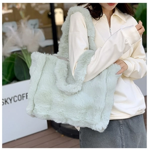Détail du grand sac cabas en fausse fourrure vert menthe montrant la texture douce et peluche