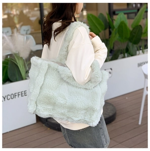 Détail du sac fourre-tout en peluche vert menthe en fausse fourrure porté par un mannequin