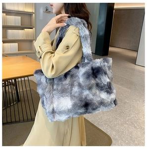 Gros plan du sac fourre-tout en fausse fourrure gris-bleu marbré avec texture peluche