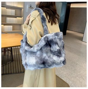 Sac fourre-tout en fausse fourrure à motif marbré porté à l'épaule pour l'hiver