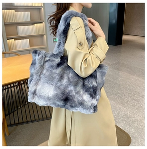Detalle del bolso tote de felpa azul grisáceo con piel sintética suave y gran tamaño