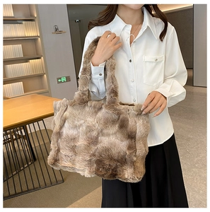 Detalle del bolso tote de piel sintética marrón oscuro con textura de felpa