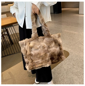 Gros plan détaillé du sac cabas en peluche marron foncé avec texture douce en fausse fourrure