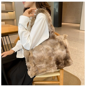 Détail du grand sac cabas en peluche douce de couleur kaki pour la saison automne-hiver
