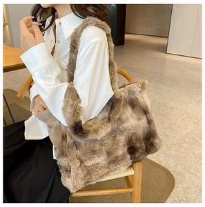 Détail de la texture douce en fausse fourrure brune d'un grand sac cabas d'hiver