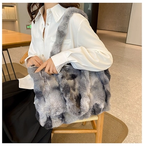 Détail du sac cabas en fausse fourrure montrant la texture douce chinée grise et blanche