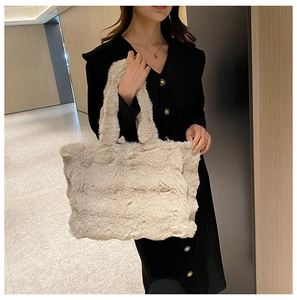Grand sac cabas tendance en fausse fourrure crème avec texture pelucheuse automne hiver