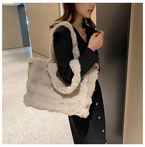 Détail d'un grand sac cabas en peluche beige avec texture douce en fausse fourrure