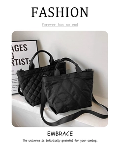 Dettaglio di borse tote in nylon trapuntato nero in due misure con ampie tracolle