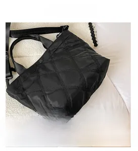 Dettaglio borsa tote trapuntata nera con texture in nylon e tracolla regolabile inclusa