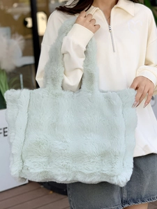 Sac fourre-tout en fausse fourrure vert menthe pour femme avec bandoulière pelucheuse