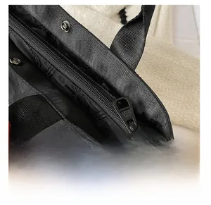 Dettaglio della cerniera in metallo liscia e del tessuto in nylon della borsa trapuntata