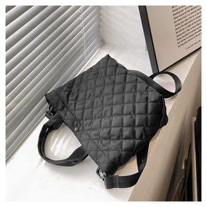 Dettaglio della borsa tote trapuntata nera in nylon con cuciture a diamante