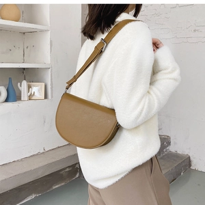 Détail du sac besace marron caramel avec texture cuir mat et bandoulière ajustable