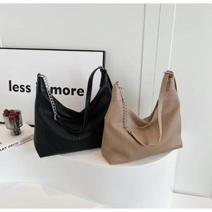 Détail de sacs hobo en cuir PU plissé noir et terre avec des chaînes argentées