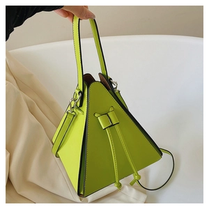 Vue détaillée d'un sac à main triangulaire vert vif en cuir avec cordon et bandoulière
