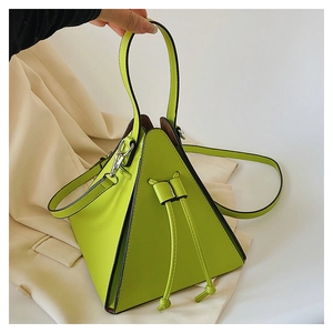 Vue détaillée du sac triangle vert citron avec design géométrique et bandoulière